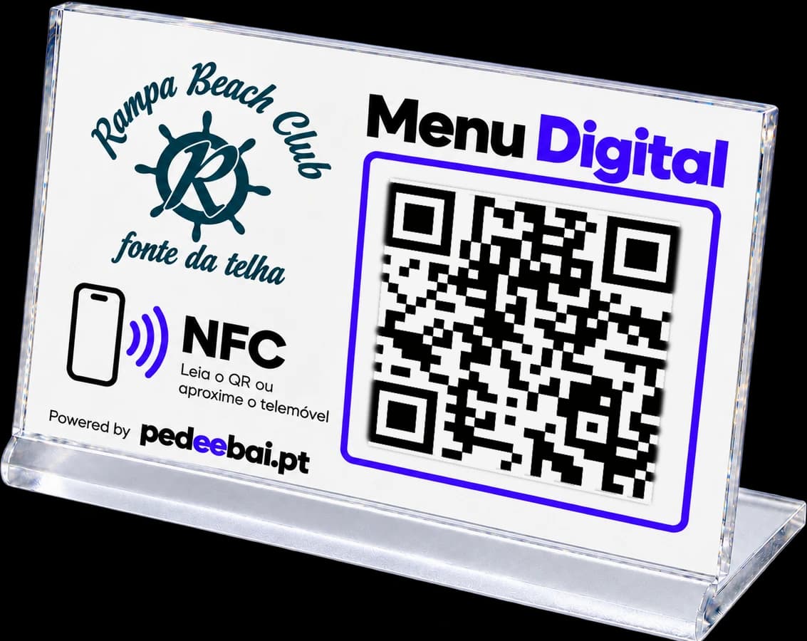 Expositor em acrílico do Rampa Beach Club com QR Code e NFC para o menu digital